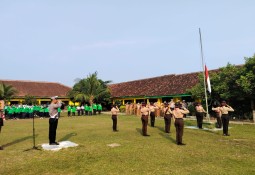 Sat Lantas Polres Lampung Timur Sosialisasikan Disiplin Berlalu Lintas dan Kenakalan Remaja di SMP N 2 Purbolinggo