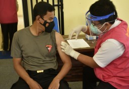 Kapolres dan Wakapolres Lampung Timur Suntik Vaksin COVID-19 Tahap-2