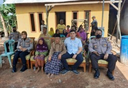 Wakapolres Lamtim Serahkan Program Bedah Rumah Polda Lampung
