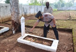 Dalam Rangka Hut Polwan, Polres Lampung Timur Gelar Ziarah Ke Taman Makam Pahlawan