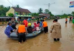 Banjir Di Sukadana, Kapolres Lampung Timur Terjunkan Personel