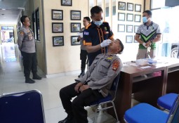 *Untuk Kembali Mencegah Penyebaran Covid-19, Kapolres Lamtim Beserta PJU Melaksanakan Tes Swab Antigen*