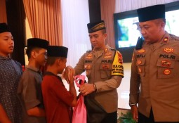 Polres Lampung Timur Bersama Bhayangkari Gelar Doa Bersama dan Santunan Anak Yatim Sambut Tahun 2025