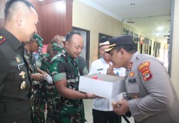 Polres Lamtim Terima Ucapan Hut Bhayangkara Ke-76 Dari Dandim 0429/Lamtim Dan bupati