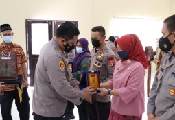 Vaksinasi Melebihi Target, Kapolres  Beri Penghargaan 5 Kapolsek dan Ka UPTD di Lampung Timur.