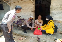 Polres Lampung Timur Kembali Berikan Bansos Kepada Masyarakat Terdampak Kenaikan BBM