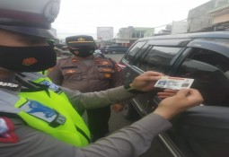 Hari Kedua Lebaran Polri Tetap Pantau Masyarakat Yang Melaksanakan Mudik