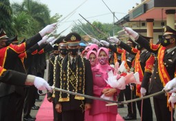 Kapolres Pimpin Upacara Wisuda Purna Bhakti 6 Personel Polres Lampung Timur. 
