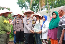 Kapolres Lampung Timur Dukung Program Ketahanan Pangan 2024-2029 dengan Bantuan Alat Pertanian untuk Petani