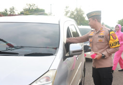 Kapolres Lampung Timur Bagikan Takjil sebagai Wujud Kepedulian terhadap Pengendara Mudik Lebaran