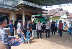 Bentuk Kepedulian Terhadap Warganya, Bhabinkamtibmas Polsek Pekalongan Takziah ke Warganya yang Meninggal