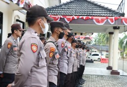 Polres Lampung Timur Melaksanakan Apel Pergeseran Pasukan BKO Pengamanan Pilkades Di Kabupaten Lampung Tengah