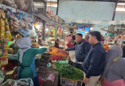 Jelang Lebaran, Tim Satgas Pangan Polres Lampung Timur Laksanakan Monitoring Stok Bahan Pokok di Pasar Way Jepara