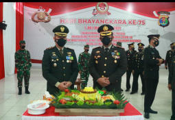 Saat Dandim 0429/Lamtim Beri Kejutan Ke Kapolres Lampung Timur Pada Hari Bhayangkara Ke-75  