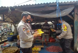 Bhabinkamtibmas monitoring stok minyak Goreng dan Bahan Pokok di Lampung Timur