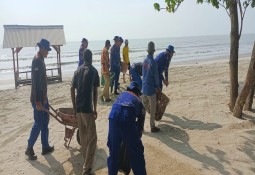 Sapu Bersih Sampah Laut: Polairud Polres Lamtim dan Masyarakat Bersatu Jaga Kebersihan Pantai