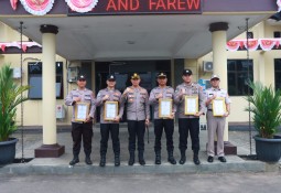 5 Personel Peroleh Penghargaan Dari Kapolres Lamtim