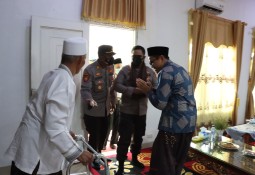 Pengasuh Ponpes Assahil Sambut Langsung Kapolres Lampung Timur dalam silaturahmi Kamtibmas  Kecamatan Waway Karya 