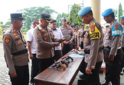 Si Propam Polres Lampung Timur Gelar Penyerahan Senpi Personel PAM TPS Pilkada 2024