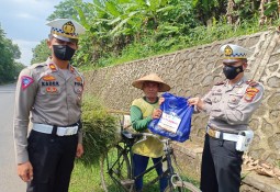 Sambut HUT Lalu Lintas ke 67, Satlantas Polres Lamtim Berikan Bansos
