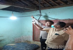 Polisi Evakuasi Seorang Warga Yang DItemukan Gantung Diri Di Warung Kosong