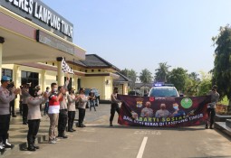 KAPOLRES LAMPUNG TIMUR MELEPAS BANSOS UNTUK MASYARAKAT TERDAMPAK COVID-19 DARI YAYASAN FUDAIL JANA UTAMA 