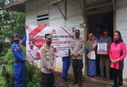 Purnawirawan, Warakawuri dan anggota Polri yang sakit menerima kunjungan dari Polres Lampung Timur 