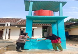 Memasuki Musim Kemarau, Bhabinkamtibmas Polsek Jajaran Polres Lampung Timur Cek Ketersediaan Air di Masyarakat untuk Antisipasi Kekurangan Air Bersih