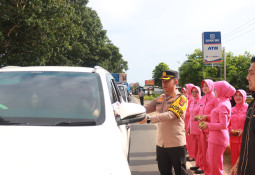 Kapolres Lampung Timur Bersama Bhayangkari Bagikan Takjil dan Stiker Mudik Aman kepada Pengendara
