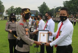 Polres Lampung Timur berikan penghargaan kepada 6 Personel Polres Lampung Timur Yang Berprestasi.