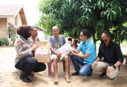 Jelang HUT Humas Polri Ke-71, Sihumas Polres Lampung Timur Bersama Rekan Media Melaksanakan Bansos Kepada Masyarakat Yang Membutuhkan