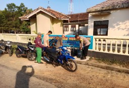 Terdampak Kekeringan, Polsek Sukadana Bagikan Air Bersih Ke Warga