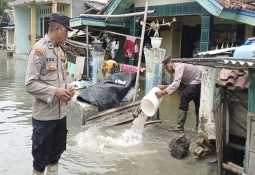 Personel Polsek Pasir Sakti Evakuasi dan Bantu Warga Terdampak Banjir Rob di Desa Labuhan Ratu