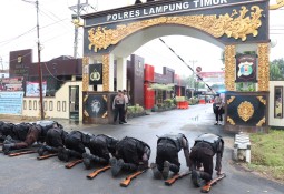 Sebanyak 10 Bintara Remaja, Melaksanakan Tradisi Pembaretan Di Polres Lampung Timur