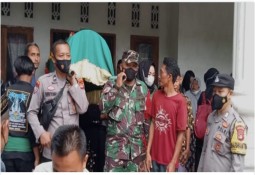 Bhabinkamtibmas dan Babinsa gotong  keranda Korban perampokan BRI-Link