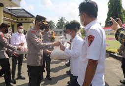 Polres Lampung Timur Membagikan Sembako Ke Kaum Duafa Dan Pondok Pesantren