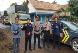 Polri Kawal Logistik Pemilu Dari PPK Menuju Gudang Logistik Kabupaten Lampung Timur