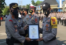 Kapolres Lampung Timur Berikan Penghargaan Kepada Anggota Yang Berprestasi