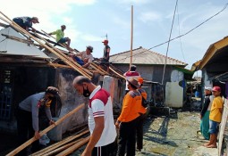 TNI-POLRI bersinergi evakuasi dan bantu masyarakat korban bencana alam banjir rob