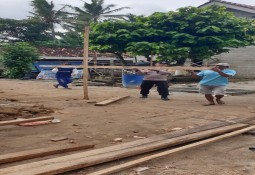 Bhabinkamtibmas Polsek Way Jepara Gotong Royong Bantu Warga Bangun Rumah di Desa Braja Asri