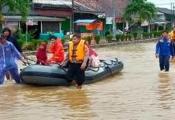 Banjir Di Sukadana, Kapolres Lampung Timur Terjunkan Personel