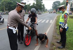 Pelanggar dan Patuh Berlalu Lintas Diberi Hadiah oleh Polres Lamtim