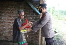 Polres Lamtim Bagikan Puluhan  Paket Sembako Ke Masyarakat Terdampak Langsung Kenaikan Harga BBM