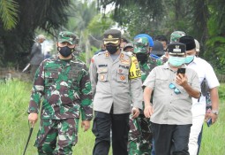 Kapolres Lampung Timur Dampingi Bupati Kunjungi TMMD