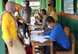 Kapolres Lampung Timur Pastikan Vaksinasi COVID-19 Aman Untuk Anak-anak 