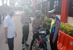 Dalam Rangka Operasi Zebra Krakatau 2022, Si Propam Polres Lampung Timur Razia Kelengkapan Berkendara Personil