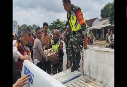 Respon Cepat Polres Lampung Timur Bantu Korban Lakalantas Saat Patroli Skala Besar Natal 2024