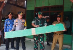 HUT TNI ke-79, Kapolres Lamtim Bersama Dandim Bantu Veteran