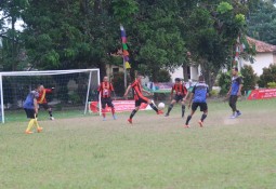 TNI-Polri Lampung Timur Tanding Bola, Kapolres dan Dandim : \