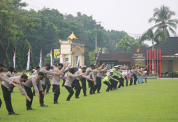 Personil Polres Lampung Timur Cegah Covid-19  Dengan Olahraga rutin Dan Berjemur seusai Apel Pagi 